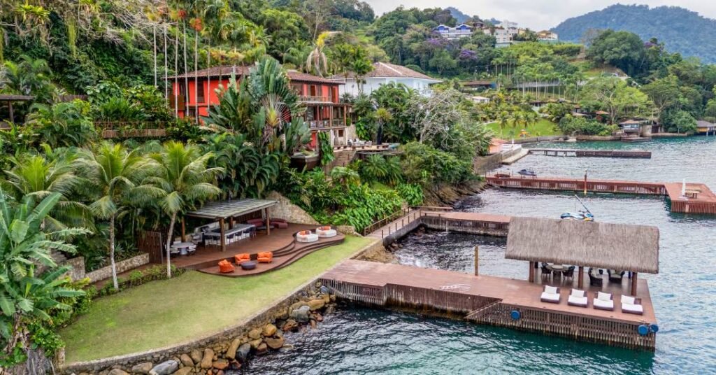 Casa de praia em Angra dos Reis ganha cabana gourmet como anexo