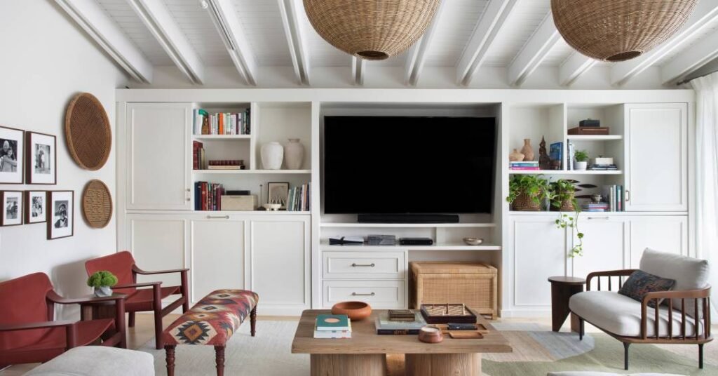 Casa na Flórida tem estilo coastal e family room aconchegante