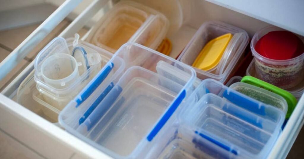 Como remover manchas amarelas de gordura de potes plásticos: guia completo de limpeza segura