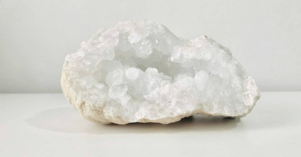 Amplie o poder dos seus cristais: veja como limpar e ativar