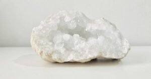 Amplie o poder dos seus cristais: veja como limpar e ativar