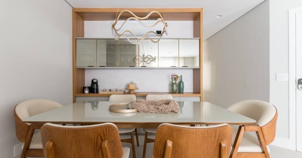 Dicas essenciais para escolher mesas de jantar em apartamentos pequenos