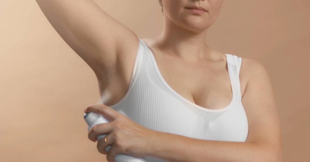 Guia: como remover manchas de suor e desodorante das axilas