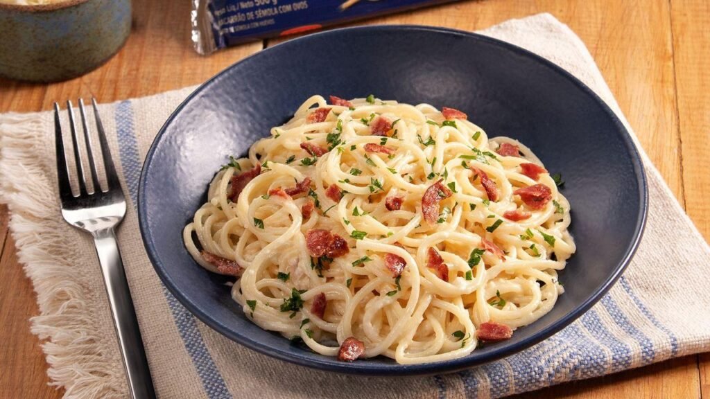 Espaguete cremoso com parmesão e calabresa que fica pronto em minutos