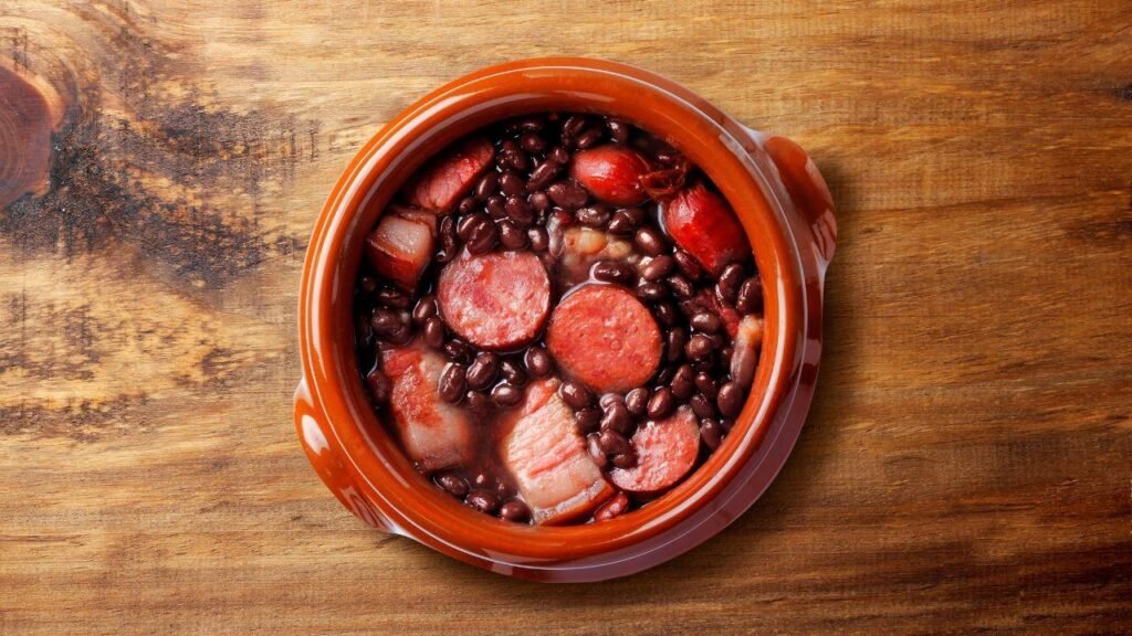 Sem tempo para feijoada? Aprenda a fazer um feijão gordo irresistível