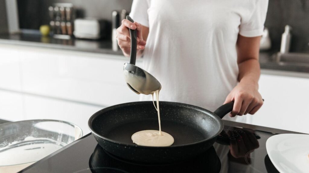 4 truques para fazer a frigideira durar mais tempo e a comida não grudar