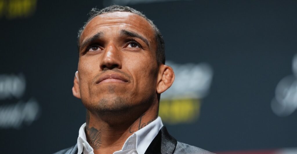 Charles Oliveira não descarta ida dos penas para outro título do UFC: 'Ainda posso fazer 145'