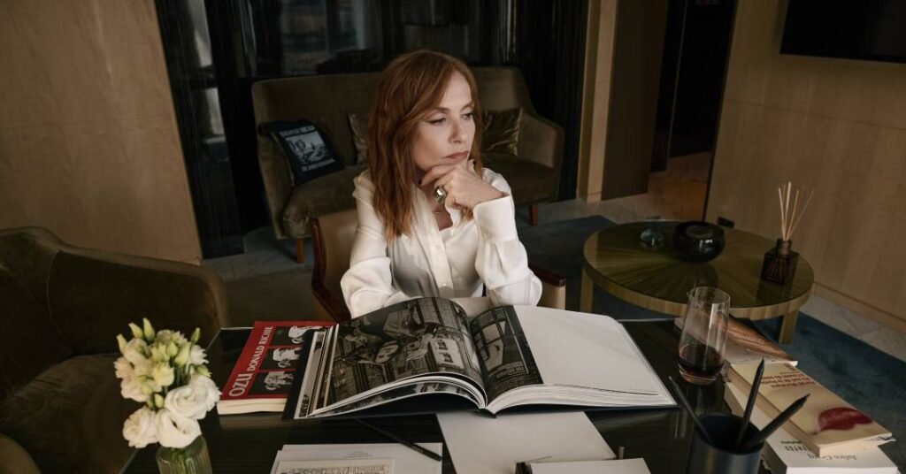 Hotel em Paris tem suíte com livros e músicas escolhidos por Isabelle Huppert 