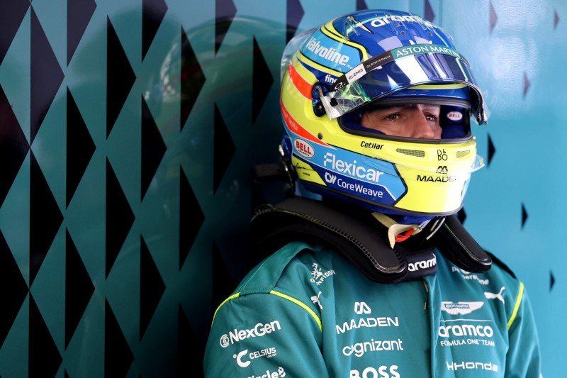 VÍDEO:Alonso é flagrado descansando as mãos e acenando para Pérez