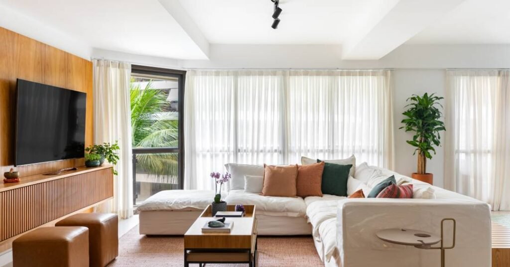 Leve e despojado: apartamento tem decoração inspirada na praia e na natureza sem clichês