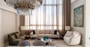 Luxo e funcionalidade: veja como usar lustres e pendentes na sala de estar e jantar