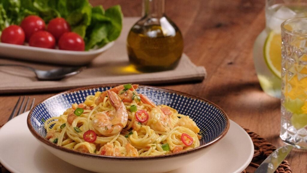 aprenda o macarrão exótico com um toque brasileiro