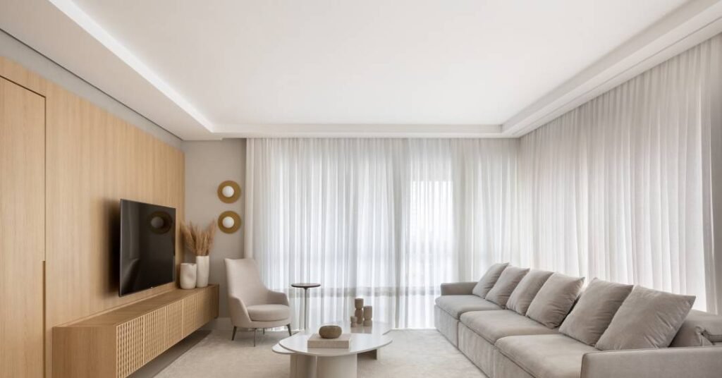 Nude, cinza e branco formam a paleta deste apartamento leve e clean em Curitiba