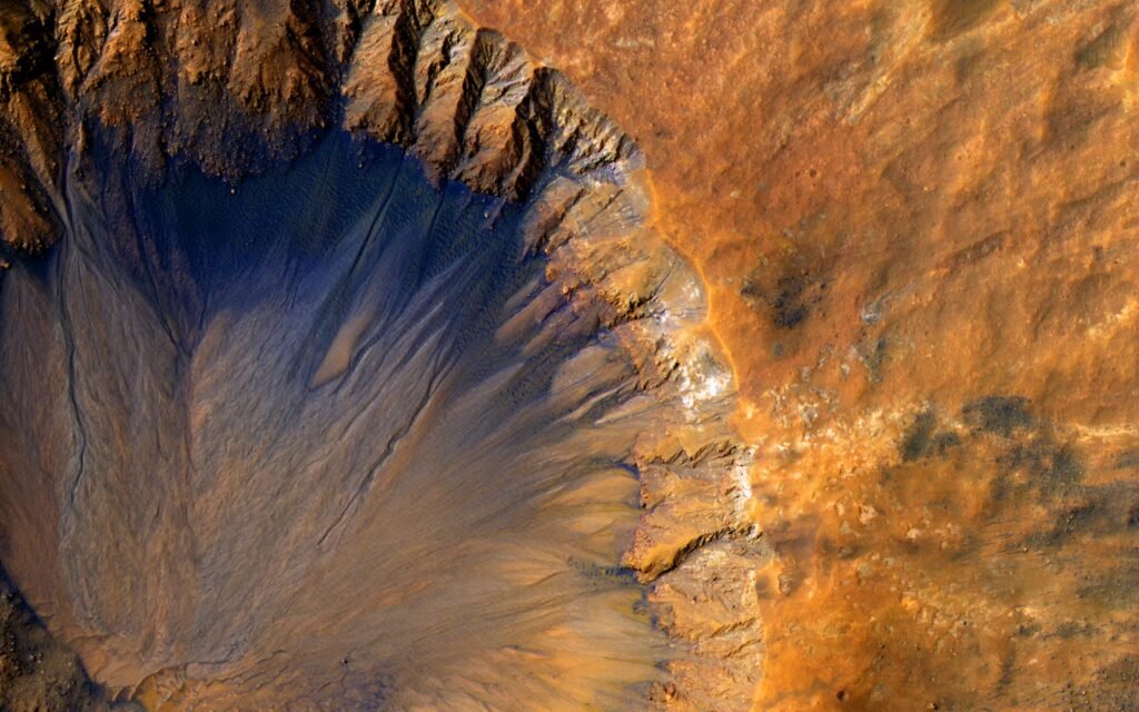 Comemorando o 20º aniversário do Mars Reconnaissance Orbiter da NASA: Cratera perto de Sirenum Fossae