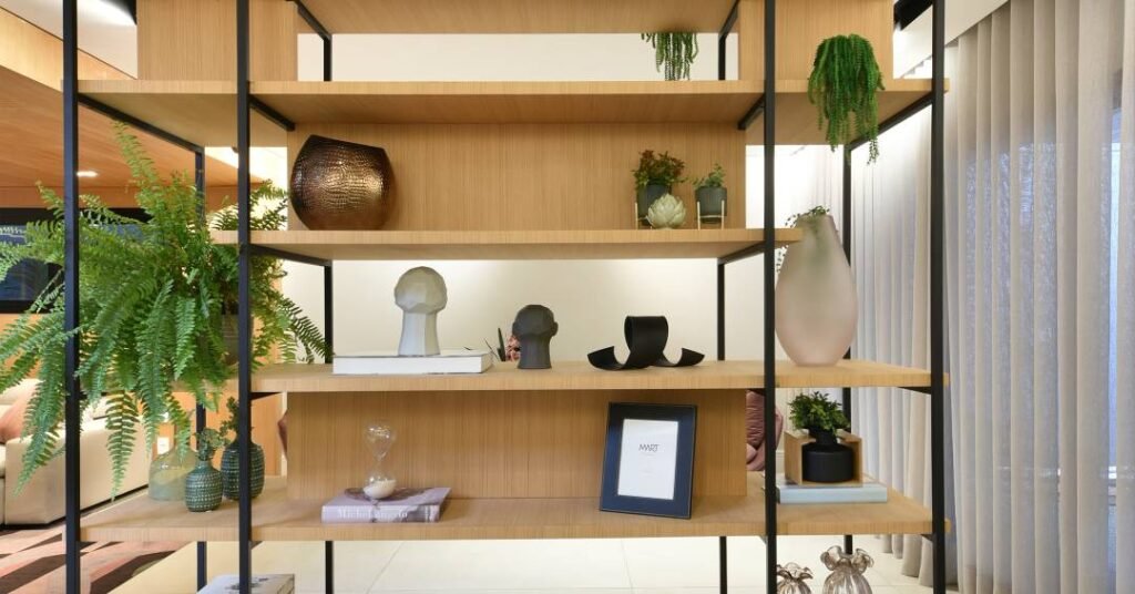 Transforme ambientes: 5 projetos inovadores com nichos e prateleiras para sua casa