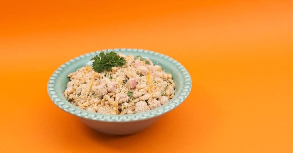 Receita: farofa rápida de cream cracker com bacon e cenoura