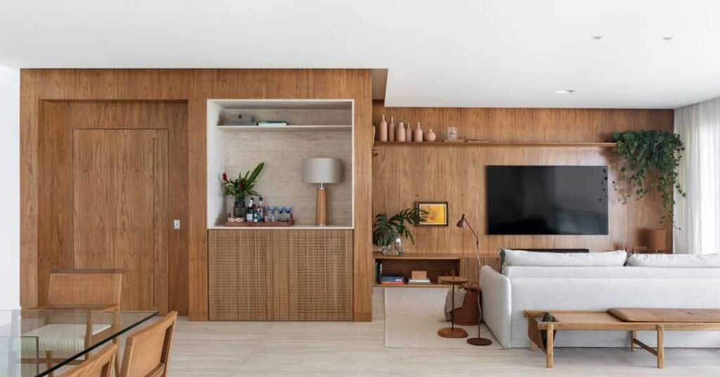 Reforma em apê cria copa com portas de correr com venezianas articuláveis