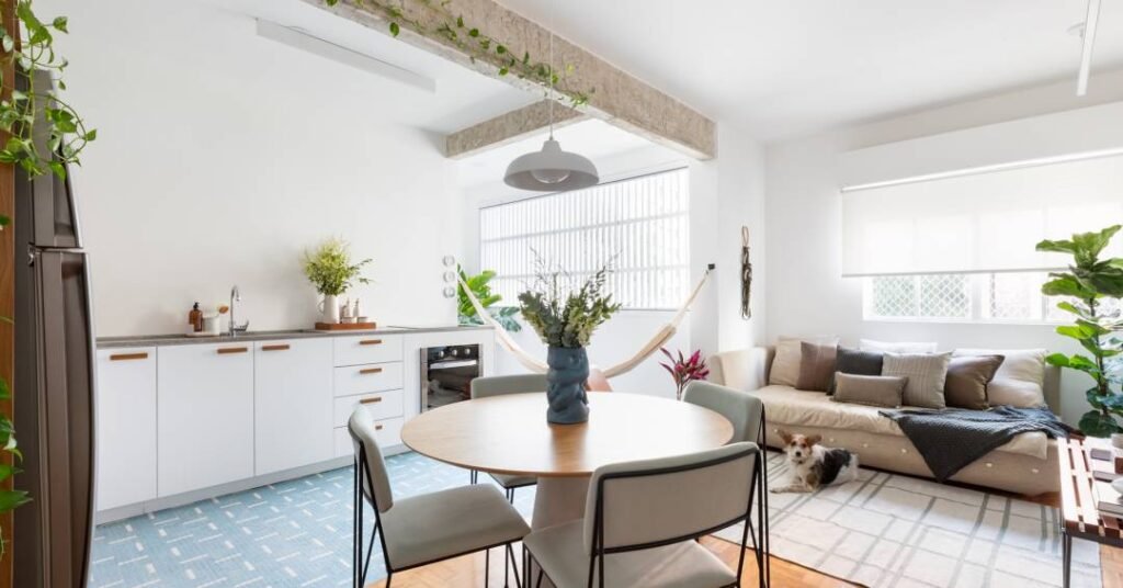 Reforma em apê de 70 m² dos anos 1970 renova piso de taco e destaca cobogós