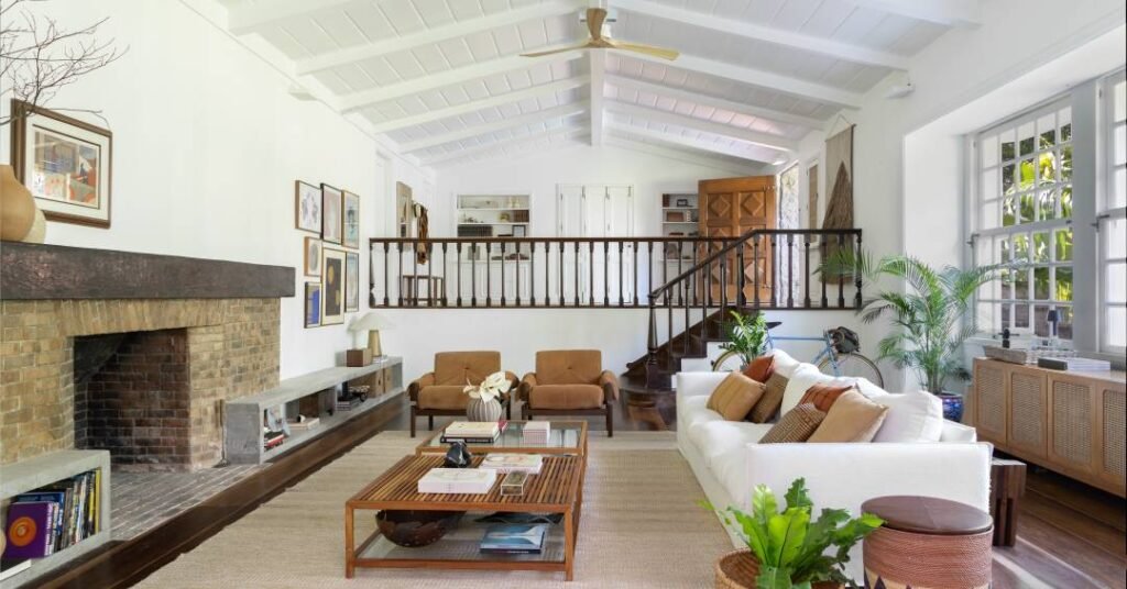 Renovação em casa rústica dos anos 1940 no Rio ressignifica peças afetivas