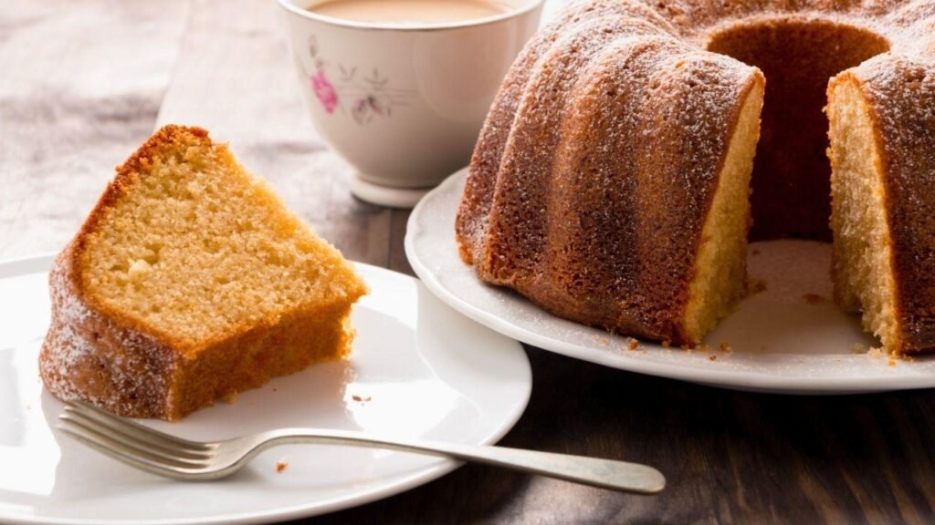 Seu bolo gruda na forma? Veja como untar do jeito certo