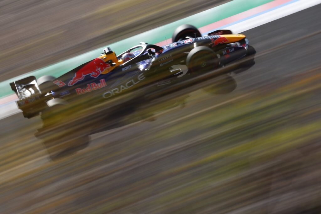 F1 deveria mirar “classificações com pé embaixo” em 2027