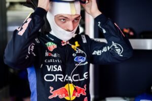 Red Bull sorteia réplica autografada do macacão de Verstappen