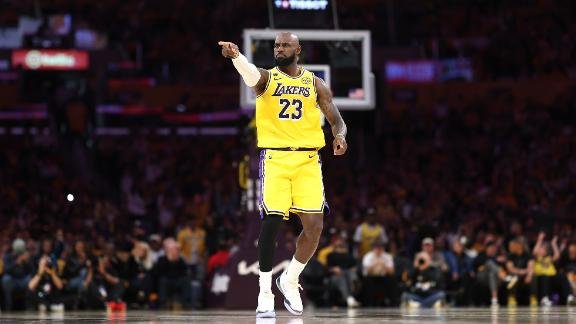 LeBron e Ayton se conectam no beco sem saída