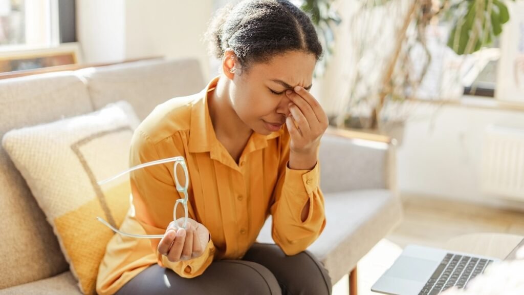 Alterações hormonais podem afetar a visão das mulheres ao longo da vida