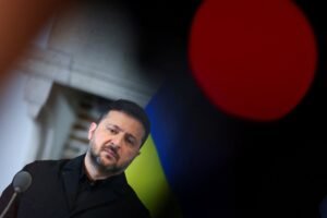 Alívio de sanções ao petróleo russo é 'dinheiro para a guerra', diz Zelensky