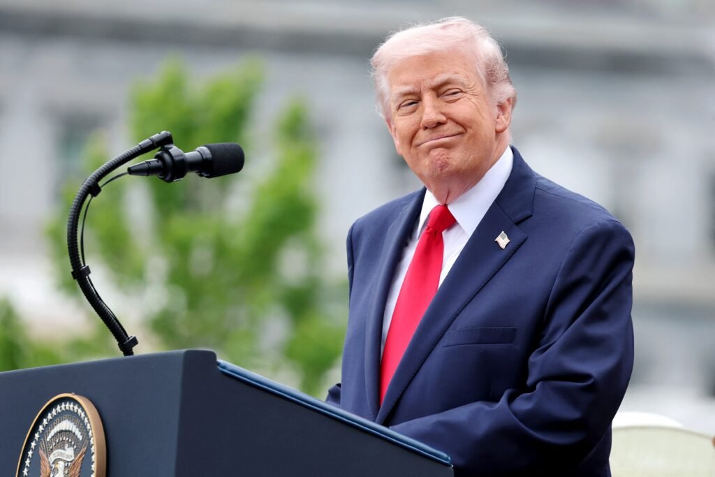 Após visita do rei Charles III, Trump diz que vai suspender tarifas sobre uísque entre Escócia e Kentucky
