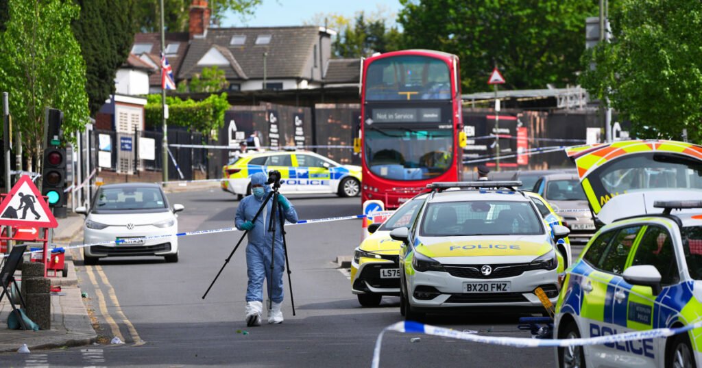 Reino Unido promete enfrentar 'emergência' anti-semitismo enquanto polícia investiga ataque de facada dupla