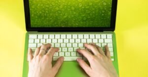 Você pode fazer um MacBook Neo multicolorido com peças de reposição da Apple