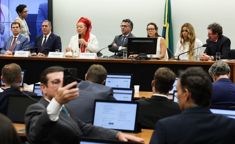 Câmara instala comissão para analisar PEC do fim da escala 6X1