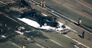 Como a Tesla escondeu acidentes fatais para continuar testando a direção autônoma nas estradas