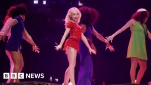 Coachella começa com Sabrina Carpenter e convidados surpresa