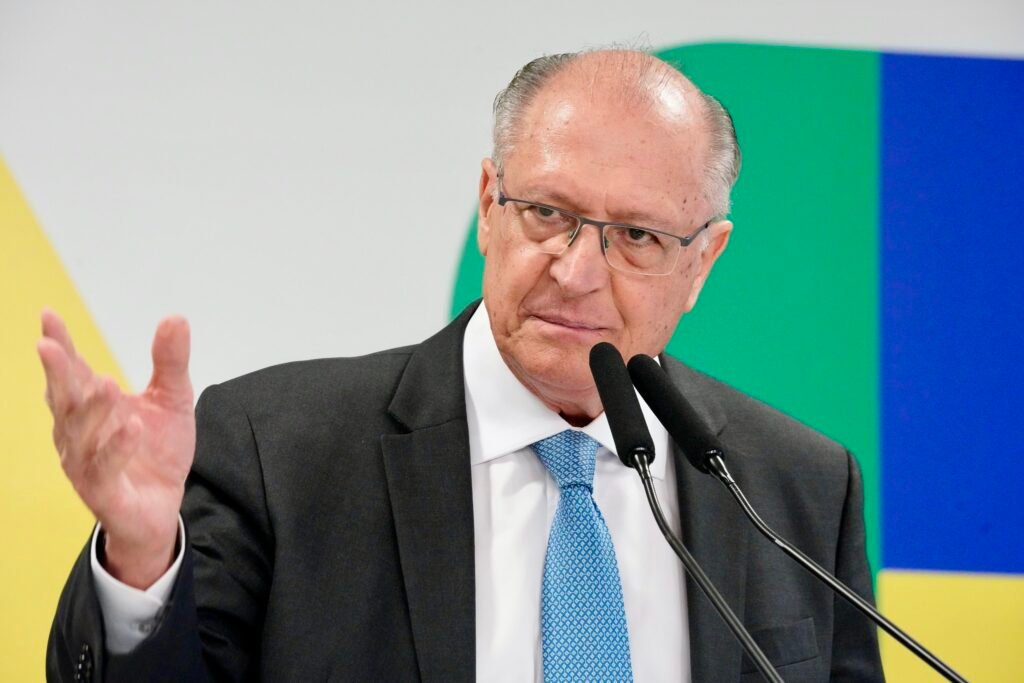 Alckmin diz que não é contra nem a favor da 'taxa das blusinhas' e afirma que apoiará decisão de Lula