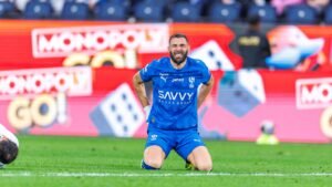 Após a ausência frente ao Al-Taawoun, qual a posição de Benzema no jogo Al-Hilal-Al-Khulood?