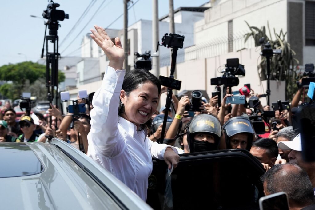 conservadores Keiko Fujimori e López Aliaga lideram apuração