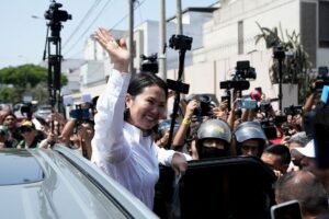 conservadores Keiko Fujimori e López Aliaga lideram apuração