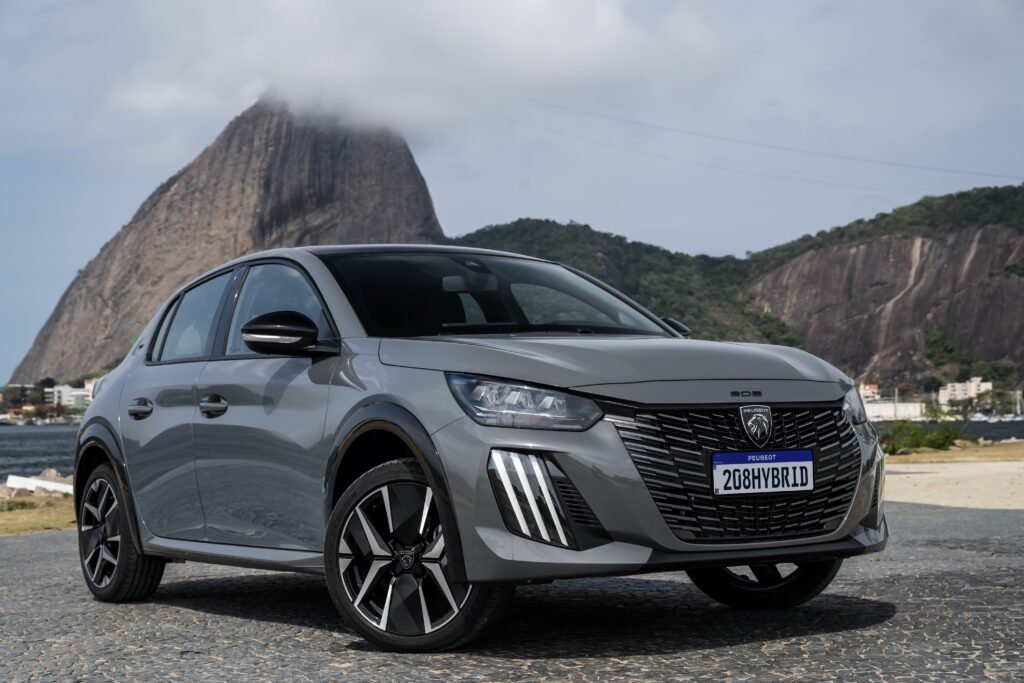 Dona da Fiat, Jeep e Peugeot anuncia recall de 700 mil carros híbridos por risco de incêndio