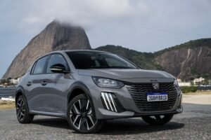 Dona da Fiat, Jeep e Peugeot anuncia recall de 700 mil carros híbridos por risco de incêndio