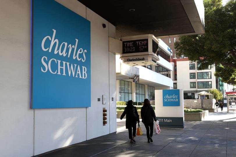 Schwab planeja lançamento de negociação spot de criptografia no primeiro semestre de 2026, começando com BTC, ETH