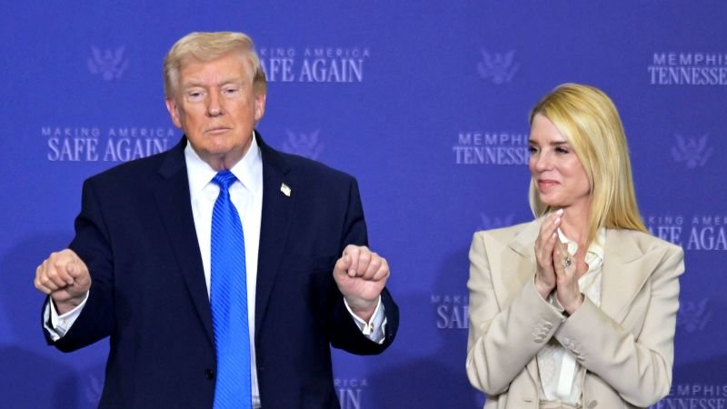 Como Pam Bondi perdeu o emprego