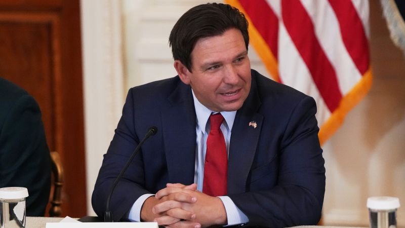 DeSantis e os republicanos da Flórida pressionam para obter quatro cadeiras na Câmara dos EUA, no que os democratas chamam de 'manequim'