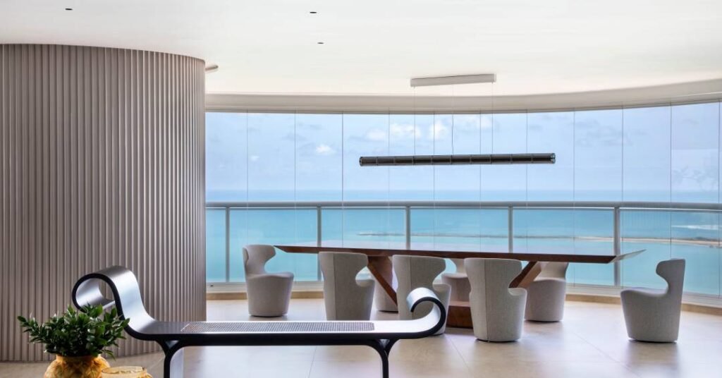 Apartamento amplo de 608 m² tem pilar revestido com MDF tridimensional