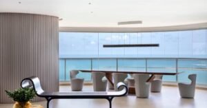 Apartamento amplo de 608 m² tem pilar revestido com MDF tridimensional