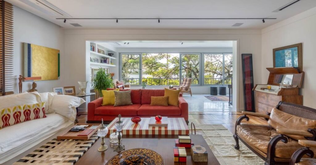 Apartamento colorido tem canteiro no banheiro!