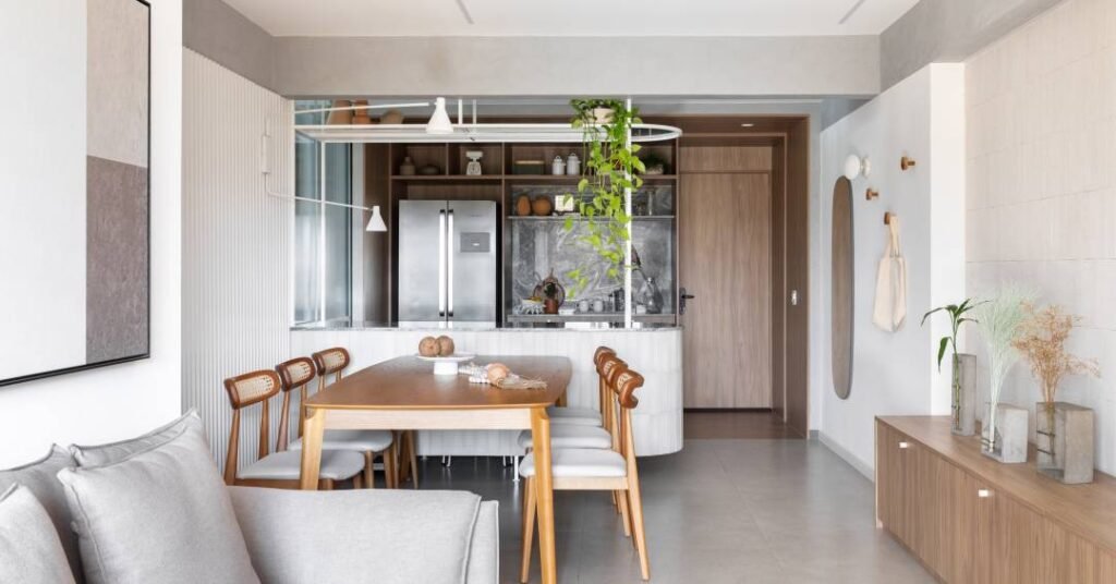 Apartamento de 100 m² em tons neutros tem painel deslizante em serralheria com vidro canelado na cozinha