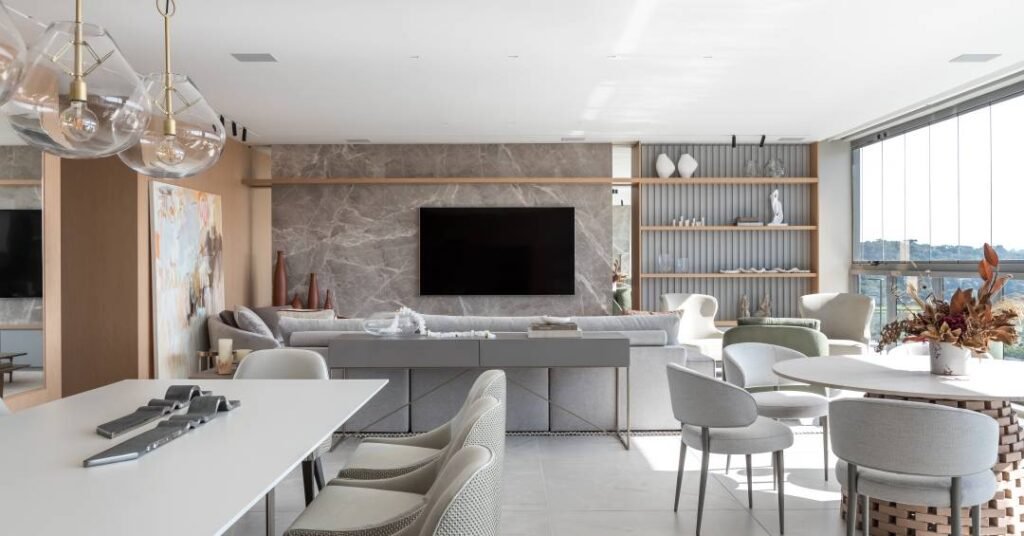 Apartamento elegante em tons de cinza e off-white tem amplo louceiro personalizado