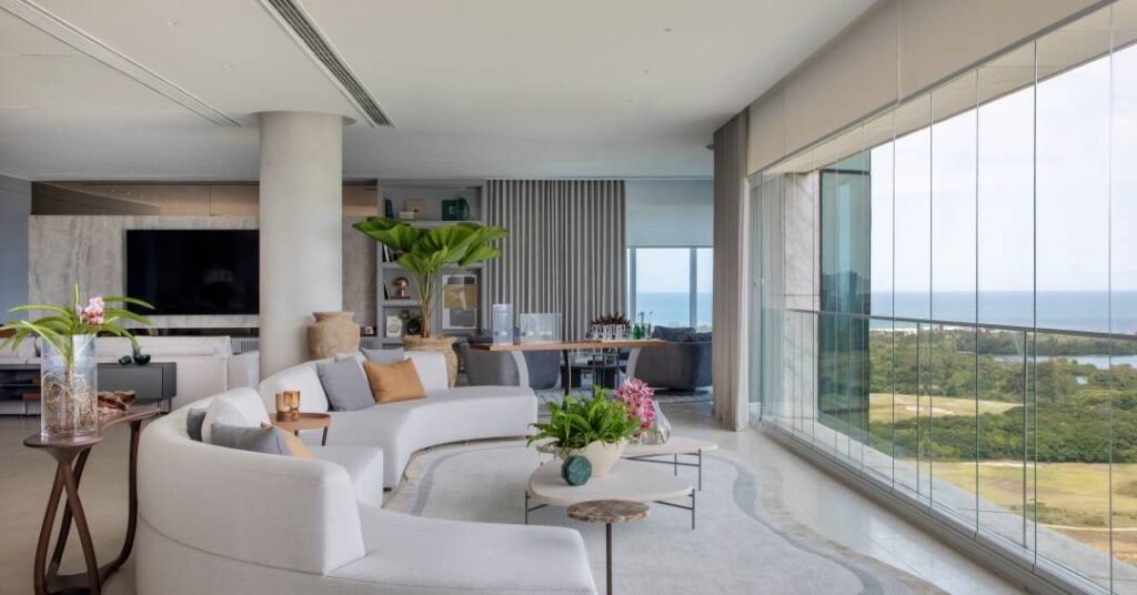 Apartamento grande tem projeto pensado para valorizar a vista